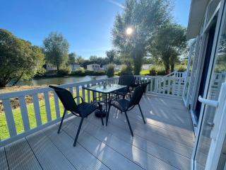 Lake Front 2 Bedroom Caravan, Hoburne Cotswold -  - 0