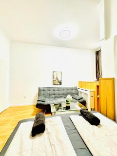 Urban 10-Bedroom Retreat, 8 Minutes from Rathausplatz - 6