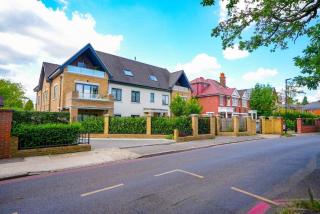 172 - 174 Wood Lane - Ground floor Two bedroom Apartment with Garden - Heston - 0
