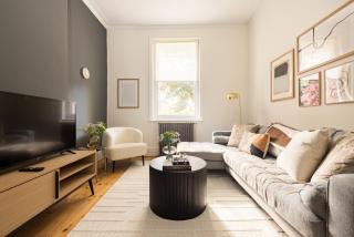 The Abinger Place - Inviting 2BDR House with Study Room & Garden - 0