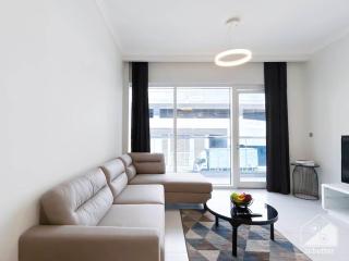 Modern 1B with Balcony, Gym & Pool Access - Dubai - 9