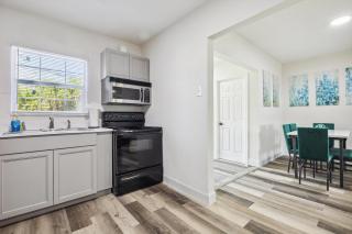 Houston Hideaway 3 Bedroom Home - 7