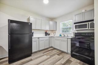 Houston Hideaway 3 Bedroom Home - 8