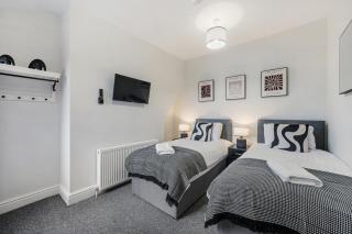 Anfield Cosy Stays - Air Host & Stay - Sleeps 14 - Liverpool - 1