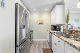 Beachside Bungalow, 1 Block to Ocean, Free Parking - Flagler Beach - 4