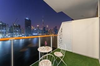 Apartment in business bay with stunning views of Burj Khalifa & canal - Dubai - 2