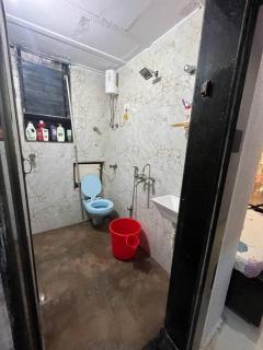 Budget friendly 2bhk at Pali Hill - Mumbai - 1