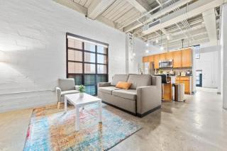 108- The Cozy Comfy Spacious Loft Wi-Fi Parking Cafe - Cleveland - 4