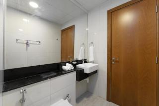 Apartment in business bay with stunning views of Burj Khalifa & canal - Dubai - 3