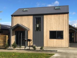 Incredible Views of the Remarks - New 2 Bed Townhouse - Queenstown - 0