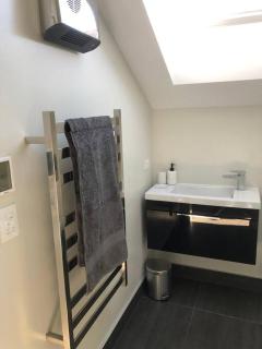 Incredible Views of the Remarks - New 2 Bed Townhouse - Queenstown - 9