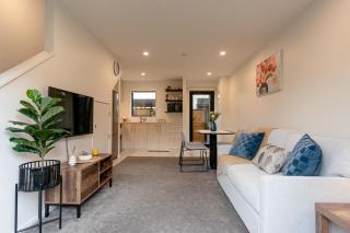 Modern 2 Bedroom Townhouse in CBD With Parking! Sleeps 5 - Christchurch - 6