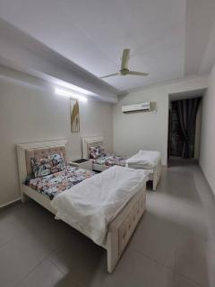 Three Bed Attached Bath Netflix Wifi Smart TV Parking WFH Desk Near Airport - Islamabad - 8