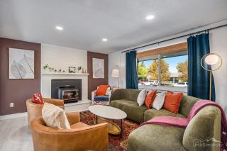 Colorful Getaway Hot Tub Enchanting Yard - 9