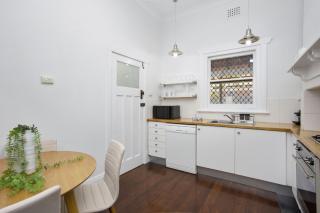 Elegant Art Deco Semi Detached 2-Bed Home by Parks - Perth - 1