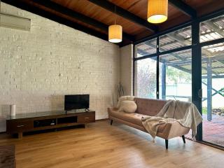 Tranquil home in hills with city views - - 7