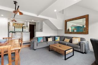 Lodges 6 - Lake views and close to town - 2