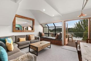 Lodges 6 - Lake views and close to town - 1