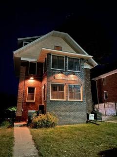 The brick house flat on third - 0