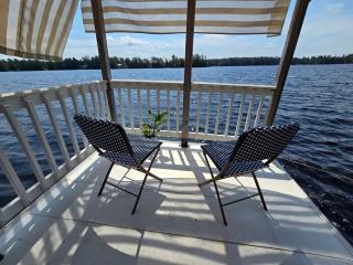 The Floater-A House Boat on Grant Island, Bham Lake, with HotTub, Boat, Pet Friendly - Glenfield - 9