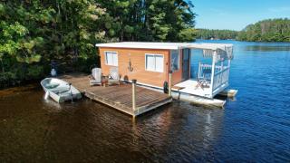 The Floater-A House Boat on Grant Island, Bham Lake, with HotTub, Boat, Pet Friendly - Glenfield - 0