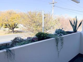 Modern Central Retreat 1 - Wagga Wagga - 9