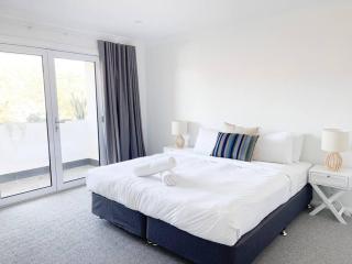 Modern Central Retreat 1 - Wagga Wagga - 0