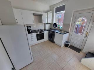 2 Bedroom Home Perfect for Work & Family Short Long-Term Stays Easy Access to Manchester, Oldham, Bury - Rochdale - 5