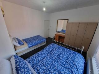 2 Bedroom Home Perfect for Work & Family Short Long-Term Stays Easy Access to Manchester, Oldham, Bury - Rochdale - 3