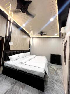 Durga P Guest House near harishchandra ghat - Varanasi - 3