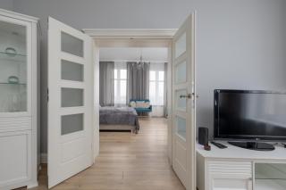 Stylish Apartment with River View and Desk for Remote Work in Szczecin by Noclegi Renters - Stettin - 4