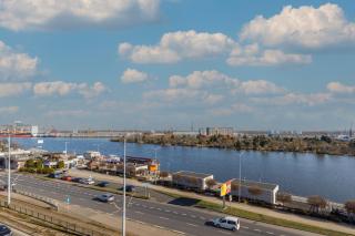 Stylish Apartment with River View and Desk for Remote Work in Szczecin by Noclegi Renters - Stettin - 8