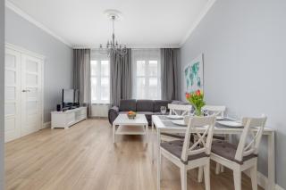 Stylish Apartment with River View and Desk for Remote Work in Szczecin by Noclegi Renters - Stettin - 3