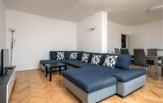 2 Bedroom Amazing Apartment In Fazana - 8