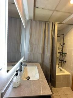 Urban Cozy 1BR apartment with Canal view - Free parking - Dubai - 9
