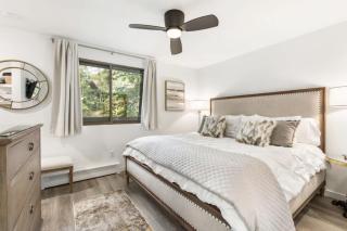 Designer 2 BR on River with Pool - Walk to Town! - 5