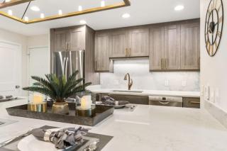 Designer 2 BR on River with Pool - Walk to Town! - 2