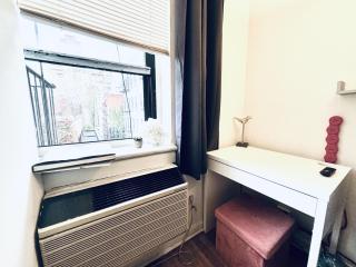 Long Room in Shared Apartment in UES - Manhattan - New York - 2