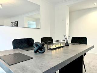 3 Double Beds Free Parking Wifi Edgbaston long stay discoun t - 9