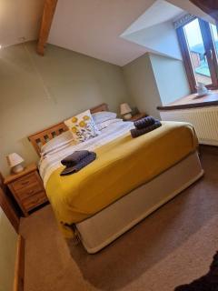 Lake View Farmhouse Escape - Bala - 4