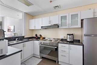 Urban Luxury Furnished 1 BHK with Gym and Pool Access - Dubai - 9