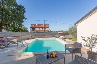 Malerische Villa mit Privatpool, mediterranem Garten, Outdoor-Kueche, Waschmaschine, Trockner - Višnjan - 9