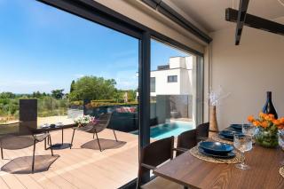 Noble strandnahe Villa mit Meerblick, Privatpool, Gym, nur 700 Meter zum Strand - Poreč - 4