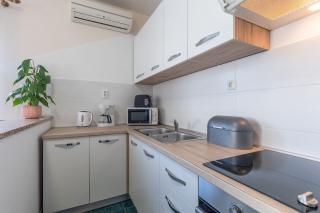 Charmantes Apartment mit privatem Balkon, Klima, Grill, WiFi, nur wenige Minuten zum Strand - Poreč - 7