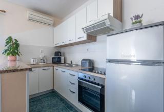 Charmantes Apartment mit privatem Balkon, Klima, Grill, WiFi, nur wenige Minuten zum Strand - Poreč - 6