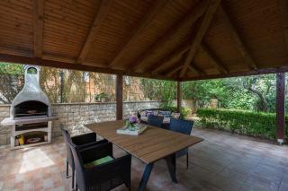 Mediterranes Ferienhaus mit Loungebett, BBQ, privatem Garten, Waschmaschine, klimatisierten Schlafzimmern - Vabriga - 3
