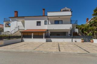 Reizendes Apartment nur 250 Meter zum Strand mit privater Terrasse, Grill, WiFi - Poreč - 9