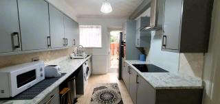 Cosy 2-Bedroom Home Near Chadwell Heath Station - Goodmayes - 3