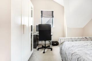 Contemporary 3 Bedroom Fully Detached Town House - Wickford - 3