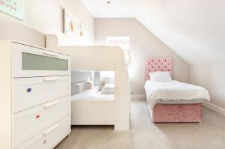 Contemporary 3 Bedroom Fully Detached Town House - Wickford - 2